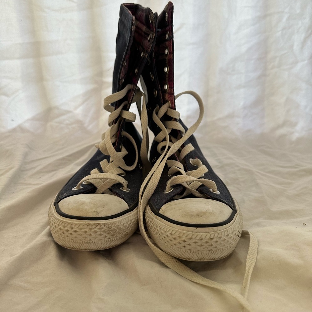 Light wear ankle high top chuck Taylor’s with plaid interior